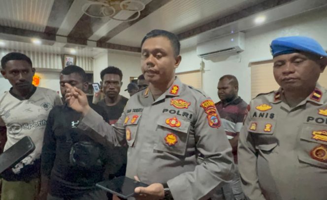 
					Kapolres Nabire AKBP Samuel D. Tatiratu menyatakan, seluruh penumpang speedboat selamat dievakuasi ke Polres Nabire untuk mendapatkan penanganan. (KabarPapua.co/Agies Pranoto) 