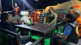 Kapolres Waropen AKBP Tofan Irdiyanto, turun langsung dalam operasi pencarian 3personel Polres Waropen yang diduga hanyut saat perjalanan menggunakan speedboat dari Serui menuju Waropen. Foto: Ainun Faathirjal/KabarPapua.co