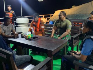 Kapolres Waropen AKBP Tofan Irdiyanto, turun langsung dalam operasi pencarian 3personel Polres Waropen yang diduga hanyut saat perjalanan menggunakan speedboat dari Serui menuju Waropen. Foto: Ainun Faathirjal/KabarPapua.co