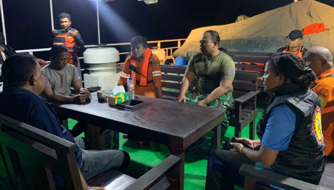 
					Kapolres Waropen AKBP Tofan Irdiyanto, turun langsung dalam operasi pencarian 3personel Polres Waropen yang diduga hanyut saat perjalanan menggunakan speedboat dari Serui menuju Waropen. Foto: Ainun Faathirjal/KabarPapua.co