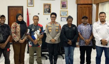 Kapolres Kepulauan Yapen, AKBP Diaritz Felle saat bersama insan pers. Foto: Ainun Faathirjal/KabarPapua.co