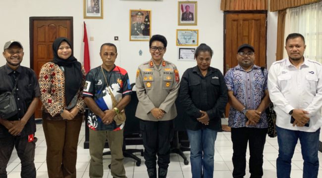 Kapolres Kepulauan Yapen, AKBP Diaritz Felle saat bersama insan pers. Foto: Ainun Faathirjal/KabarPapua.co