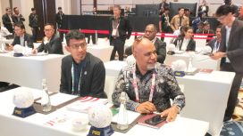 Ketua Harian Asprov PSSI Provinsi Papua Tengah, Deinas Geley bersama sekretarisnya Ananias Pigai saat  mengikuti Kongres Luar Biasa PSSI di Hotel Fairmont, Jakarta, Senin, 3 Agustus 2026.
