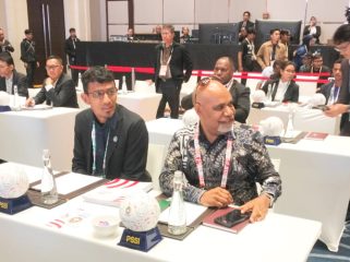Ketua Harian Asprov PSSI Provinsi Papua Tengah, Deinas Geley bersama sekretarisnya Ananias Pigai saat  mengikuti Kongres Luar Biasa PSSI di Hotel Fairmont, Jakarta, Senin, 3 Agustus 2026.
