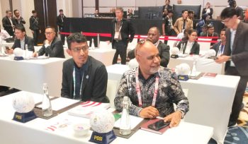 Ketua Harian Asprov PSSI Provinsi Papua Tengah, Deinas Geley bersama sekretarisnya Ananias Pigai saat  mengikuti Kongres Luar Biasa PSSI di Hotel Fairmont, Jakarta, Senin, 3 Agustus 2026.
