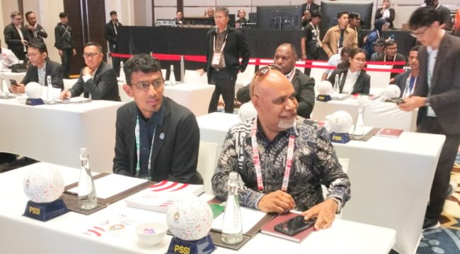 Ketua Harian Asprov PSSI Provinsi Papua Tengah, Deinas Geley bersama sekretarisnya Ananias Pigai saat  mengikuti Kongres Luar Biasa PSSI di Hotel Fairmont, Jakarta, Senin, 3 Agustus 2026.
