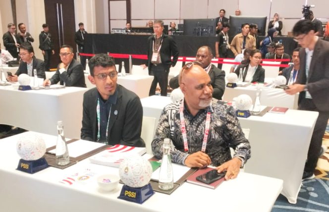 
					Ketua Harian Asprov PSSI Provinsi Papua Tengah, Deinas Geley bersama sekretarisnya Ananias Pigai saat  mengikuti Kongres Luar Biasa PSSI di Hotel Fairmont, Jakarta, Senin, 3 Agustus 2026.

