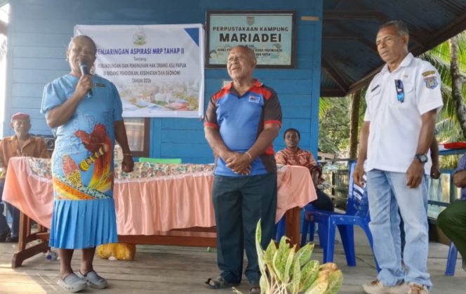 
					Anggota MRP Pokja Perempuan utusan Kabupaten Kepulauan Yapen, Mina Numberi, S.H aaat menjaring aspirasi OAP di Kampung Mariadei. (KabarPapua.co/Ainun Faathirjal)