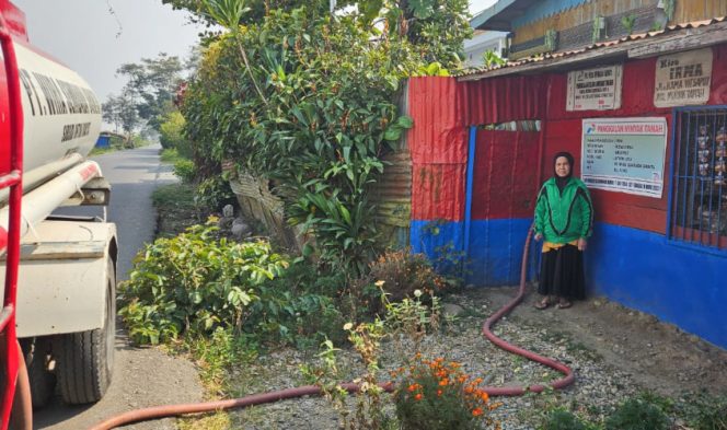 
					Saat Pertamina Patra Niaga distribusikan minyak tanah ke Jayawijaya, Papua Pegunungan. (Foto dok: PT Pertamina Patra Niaga Regional Papua Maluku) 