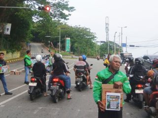 Komunitas ojol Jayapura-Sentani saat menggelar penggalangan dana secara serentak, guna bantu para korban bencana alam gempa bumi di NTT. (Foto dok: IST)