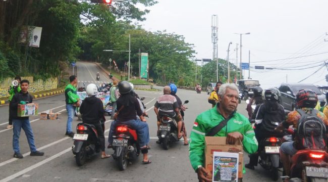 Komunitas ojol Jayapura-Sentani saat menggelar penggalangan dana secara serentak, guna bantu para korban bencana alam gempa bumi di NTT. (Foto dok: IST)