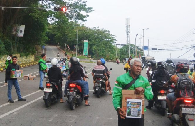 
					Komunitas ojol Jayapura-Sentani saat menggelar penggalangan dana secara serentak, guna bantu para korban bencana alam gempa bumi di NTT. (Foto dok: IST)