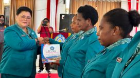 Saat Ketua TP-PKK Kabupaten Puncak Sujatinah Elvis Tabuni melantikan para Ketua TP-PKK distrik dan kampung. (Foto dok: Diskominfo Puncak) 
