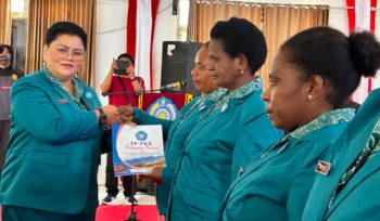 Saat Ketua TP-PKK Kabupaten Puncak Sujatinah Elvis Tabuni melantikan para Ketua TP-PKK distrik dan kampung. (Foto dok: Diskominfo Puncak) 