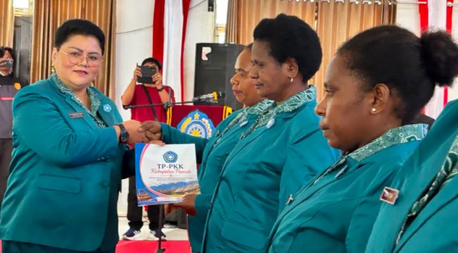 Saat Ketua TP-PKK Kabupaten Puncak Sujatinah Elvis Tabuni melantikan para Ketua TP-PKK distrik dan kampung. (Foto dok: Diskominfo Puncak) 