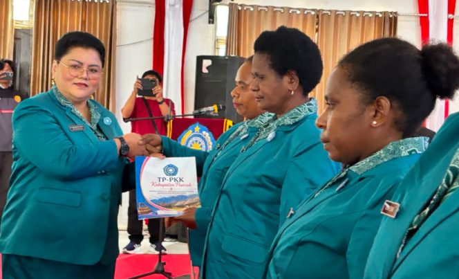 
					Saat Ketua TP-PKK Kabupaten Puncak Sujatinah Elvis Tabuni melantikan para Ketua TP-PKK distrik dan kampung. (Foto dok: Diskominfo Puncak) 