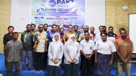 Plt Biro Umum Setda Provinsi Papua Tengah, Vivian E. Gobay berfoto bersama para peserta dan pemateri Pelatihan Jurnalistik bagi pelajar di Nabire. (KabarPapua.co/Agies Pranoto)