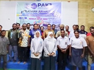 Plt Biro Umum Setda Provinsi Papua Tengah, Vivian E. Gobay berfoto bersama para peserta dan pemateri Pelatihan Jurnalistik bagi pelajar di Nabire. (KabarPapua.co/Agies Pranoto)