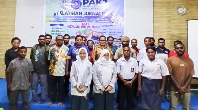 Plt Biro Umum Setda Provinsi Papua Tengah, Vivian E. Gobay berfoto bersama para peserta dan pemateri Pelatihan Jurnalistik bagi pelajar di Nabire. (KabarPapua.co/Agies Pranoto)