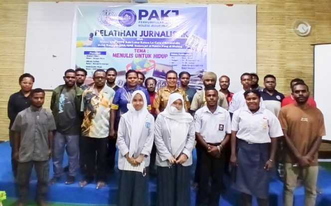 
					Plt Biro Umum Setda Provinsi Papua Tengah, Vivian E. Gobay berfoto bersama para peserta dan pemateri Pelatihan Jurnalistik bagi pelajar di Nabire. (KabarPapua.co/Agies Pranoto)