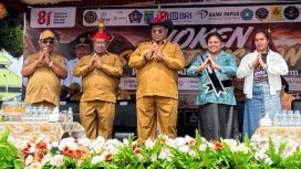 Bupati Jayawijaya Atenius Murip bersama Wabup Jayawijaya Ronny Elopere, Ketua Dekranasda Jayawijayaya Idawaty Waromi Murip, Ketua GOW Jayawijaya Cepelina Tabuni Elopere saat membuka resmi Karnaval Budaya Nusantara. (Foto dok: Diskominfo Jayawijaya)