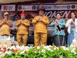 Bupati Jayawijaya Atenius Murip bersama Wabup Jayawijaya Ronny Elopere, Ketua Dekranasda Jayawijayaya Idawaty Waromi Murip, Ketua GOW Jayawijaya Cepelina Tabuni Elopere saat membuka resmi Karnaval Budaya Nusantara. (Foto dok: Diskominfo Jayawijaya)