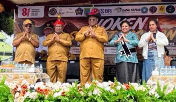 Bupati Jayawijaya Atenius Murip bersama Wabup Jayawijaya Ronny Elopere, Ketua Dekranasda Jayawijayaya Idawaty Waromi Murip, Ketua GOW Jayawijaya Cepelina Tabuni Elopere saat membuka resmi Karnaval Budaya Nusantara. (Foto dok: Diskominfo Jayawijaya)