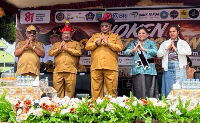 
					Bupati Jayawijaya Atenius Murip bersama Wabup Jayawijaya Ronny Elopere, Ketua Dekranasda Jayawijayaya Idawaty Waromi Murip, Ketua GOW Jayawijaya Cepelina Tabuni Elopere saat membuka resmi Karnaval Budaya Nusantara. (Foto dok: Diskominfo Jayawijaya)