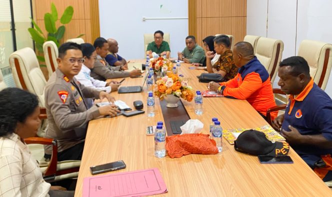 
					Saat Pemprov Papua Tengah gelar emergency meeting strategic guna tangani Karhutla di wilayah Kabupaten Nabire. (KabarPapua.co/Agies Pranoto)