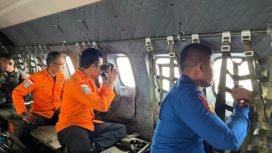 Tim SAR gabungan bersama TNI-Polri menyisir perairan Teluk Cenderawasih menggunakan pesawat CN-235. (Foto dok: IST)