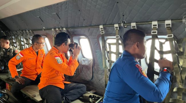 Tim SAR gabungan bersama TNI-Polri menyisir perairan Teluk Cenderawasih menggunakan pesawat CN-235. (Foto dok: IST)