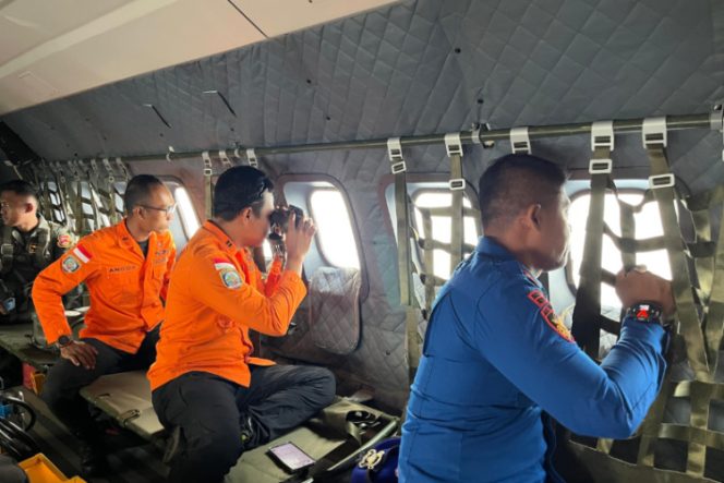 
					Tim SAR gabungan bersama TNI-Polri menyisir perairan Teluk Cenderawasih menggunakan pesawat CN-235. (Foto dok: IST)