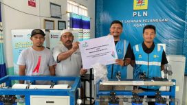 PT PLN (Persero) melalui program TJSL menyerahkan bantuan fasilitas teknologi desalinasi air bersih kepada Masjid Saiful Al-Bukhori, Distrik Agats, Kabupaten Asmat, Papua Selatan. (Foto dok: PLN UIW Papua dan Papua Barat) 