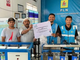 PT PLN (Persero) melalui program TJSL menyerahkan bantuan fasilitas teknologi desalinasi air bersih kepada Masjid Saiful Al-Bukhori, Distrik Agats, Kabupaten Asmat, Papua Selatan. (Foto dok: PLN UIW Papua dan Papua Barat) 