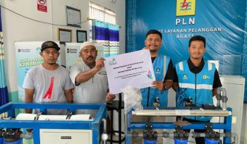 PT PLN (Persero) melalui program TJSL menyerahkan bantuan fasilitas teknologi desalinasi air bersih kepada Masjid Saiful Al-Bukhori, Distrik Agats, Kabupaten Asmat, Papua Selatan. (Foto dok: PLN UIW Papua dan Papua Barat) 