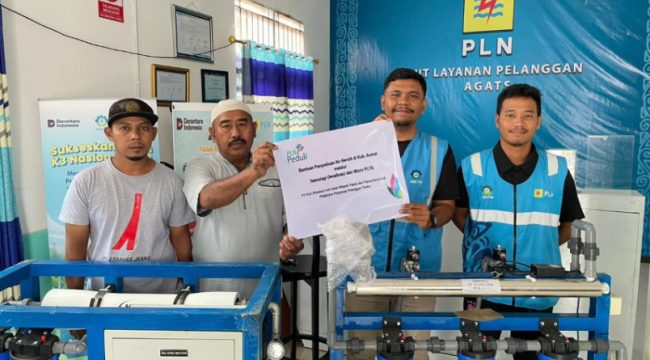 PT PLN (Persero) melalui program TJSL menyerahkan bantuan fasilitas teknologi desalinasi air bersih kepada Masjid Saiful Al-Bukhori, Distrik Agats, Kabupaten Asmat, Papua Selatan. (Foto dok: PLN UIW Papua dan Papua Barat) 