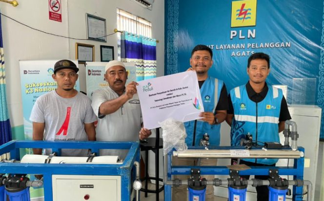 
					PT PLN (Persero) melalui program TJSL menyerahkan bantuan fasilitas teknologi desalinasi air bersih kepada Masjid Saiful Al-Bukhori, Distrik Agats, Kabupaten Asmat, Papua Selatan. (Foto dok: PLN UIW Papua dan Papua Barat) 