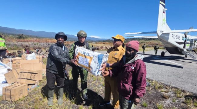 Pemkab Puncak salurkan bantuan tanggap darurat ke masyarakat yang terdampak hujan es dan embun salju di Distrik Agandugume, Distrik Oneri, dan Distrik Lambewi. (Foto dok: Diskominfo Puncak)