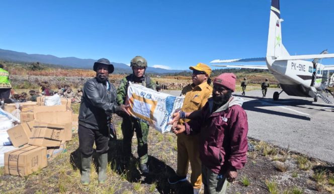 
					Pemkab Puncak salurkan bantuan tanggap darurat ke masyarakat yang terdampak hujan es dan embun salju di Distrik Agandugume, Distrik Oneri, dan Distrik Lambewi. (Foto dok: Diskominfo Puncak)