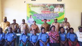 Pemkab Puncak melalui Disnakerperindag Puncak gelar pelatihan dan salurkan bantuan peralatan pembuatan noken kulit kayu kepada pelaku IKM OAP (Foto dok: Diskominfo Kabupaten Puncak).