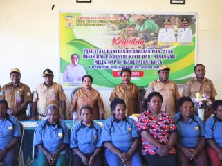 Pemkab Puncak melalui Disnakerperindag Puncak gelar pelatihan dan salurkan bantuan peralatan pembuatan noken kulit kayu kepada pelaku IKM OAP (Foto dok: Diskominfo Kabupaten Puncak).
