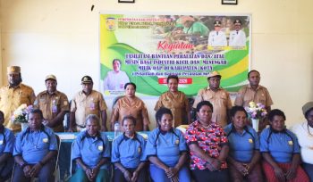 Pemkab Puncak melalui Disnakerperindag Puncak gelar pelatihan dan salurkan bantuan peralatan pembuatan noken kulit kayu kepada pelaku IKM OAP (Foto dok: Diskominfo Kabupaten Puncak).