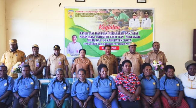 Pemkab Puncak melalui Disnakerperindag Puncak gelar pelatihan dan salurkan bantuan peralatan pembuatan noken kulit kayu kepada pelaku IKM OAP (Foto dok: Diskominfo Kabupaten Puncak).