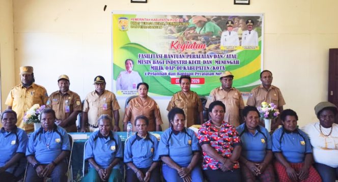 
					Pemkab Puncak melalui Disnakerperindag Puncak gelar pelatihan dan salurkan bantuan peralatan pembuatan noken kulit kayu kepada pelaku IKM OAP (Foto dok: Diskominfo Kabupaten Puncak).