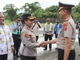 Kapolres Kepulauan Yapen AKBP Diaritz Felle berjabat tangan dengan jajaran personel saat prosesi penyambutan di Mapolres Kepulauan Yapen. (KabarPapua.co/Ainun Faathirjal)
