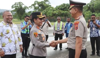 Kapolres Kepulauan Yapen AKBP Diaritz Felle berjabat tangan dengan jajaran personel saat prosesi penyambutan di Mapolres Kepulauan Yapen. (KabarPapua.co/Ainun Faathirjal)
