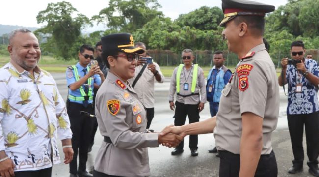 Kapolres Kepulauan Yapen AKBP Diaritz Felle berjabat tangan dengan jajaran personel saat prosesi penyambutan di Mapolres Kepulauan Yapen. (KabarPapua.co/Ainun Faathirjal)
