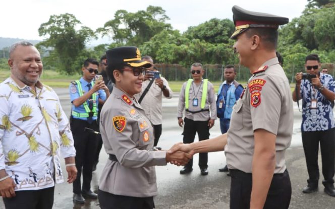
					Kapolres Kepulauan Yapen AKBP Diaritz Felle berjabat tangan dengan jajaran personel saat prosesi penyambutan di Mapolres Kepulauan Yapen. (KabarPapua.co/Ainun Faathirjal)
