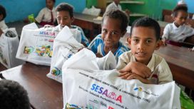 Pertamina Patra Niaga Regional Papua Maluku  dukung peningkatan kualitas pendidikan masyarakat lewat program TJSL SESAMA, Program Seragam Sekolah Untuk Semua bagi masyarakat prasejahtera di SD-SMP Satu Atap Negeri Doromena, Distrik Depapre, Kabupaten Jayapura, Papua. (Foto dok: Pertamina Papua)