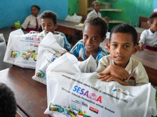 Pertamina Patra Niaga Regional Papua Maluku  dukung peningkatan kualitas pendidikan masyarakat lewat program TJSL SESAMA, Program Seragam Sekolah Untuk Semua bagi masyarakat prasejahtera di SD-SMP Satu Atap Negeri Doromena, Distrik Depapre, Kabupaten Jayapura, Papua. (Foto dok: Pertamina Papua)